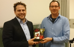 Florian Stör (buw) erhält ein kleines Dankeschön von Volker Frehe (UWI)
