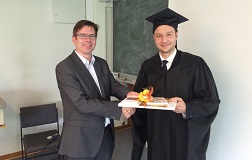 Dr. Andreas Jede nach erfolgreicher Disputation (mit Prof. Dr. Frank Teuteberg)