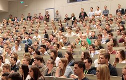 Bild von Studierenden im Hörsaal während der Einführungsveranstaltung